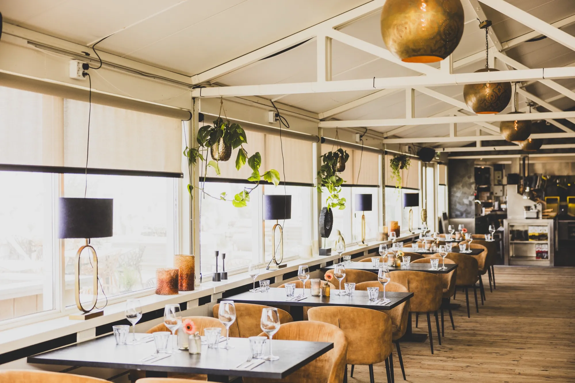 De eetzaal van het paviljoen, met uitzicht op zee
